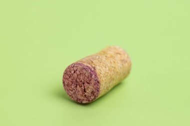 şarap mantarı yeşil arka planda