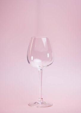 pembe bir arka plan üzerinde şarap kadehi