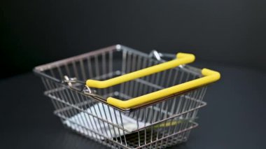 Siyah arka planda alışveriş sepeti