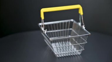 Siyah arka planda alışveriş sepeti
