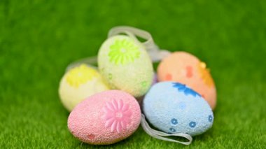 Yeşil çimlerin üzerinde paskalya yumurtaları
