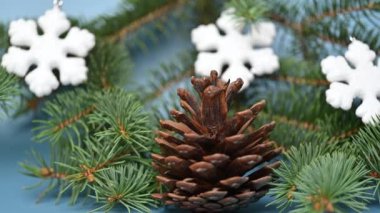 Ladin dallarından yapılmış Noel süslemeleri