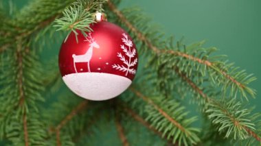 Ladin dallarından yapılmış Noel süslemeleri