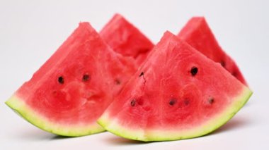 Beyaz arka plan üzerinde karpuz kesmek