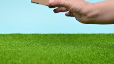 konsept gayrimenkul mavi gökyüzü ve yeşil çimen geçmişi