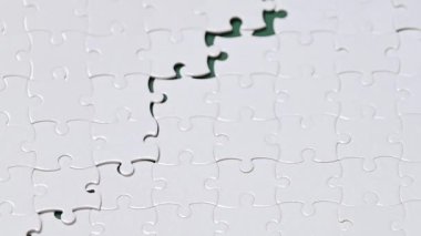 Yeşil arkaplanda beyaz bulmacalar topla