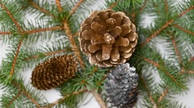 Köknar dalları ve Noel oyuncakları ile Noel dekorasyon