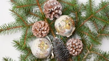 Köknar dalları ve Noel oyuncakları ile Noel dekorasyon