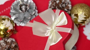 Noel hediyeli Noel süslemeleri, köknar dalları ve Noel oyuncakları