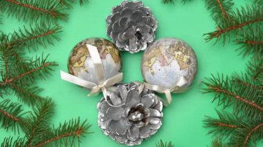 Köknar dalları ve Noel oyuncakları ile Noel dekorasyon