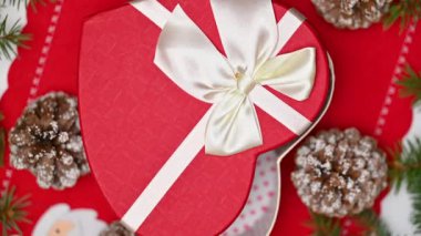 Noel hediyeli Noel süslemeleri, köknar dalları ve Noel oyuncakları