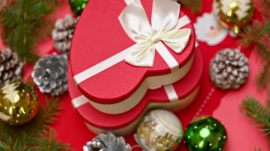 Noel hediyeli Noel süslemeleri, köknar dalları ve Noel oyuncakları