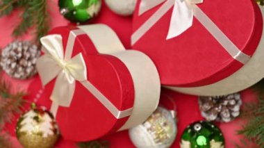 Noel hediyeli Noel süslemeleri, köknar dalları ve Noel oyuncakları
