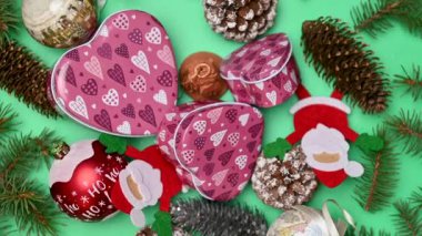 Noel hediyeli Noel süslemeleri, köknar dalları ve Noel oyuncakları