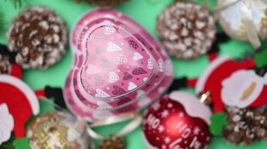 Noel hediyeli Noel süslemeleri, köknar dalları ve Noel oyuncakları