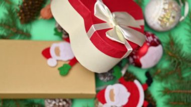 Noel hediyeli Noel süslemeleri, köknar dalları ve Noel oyuncakları