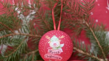 Noel oyuncakları ve ladin dallarından yapılan kırmızı Mutlu Noeller süslemesi