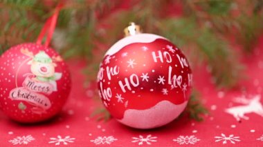 Noel oyuncakları ve ladin dallarından yapılan kırmızı Mutlu Noeller süslemesi