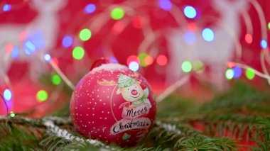 Noel oyuncakları ve ladin dallarından yapılan kırmızı Mutlu Noeller süslemesi