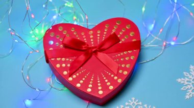 Mavi arka planda hediyeli Noel süslemesi