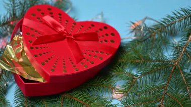 Mavi arka planda hediyeli Noel süslemesi