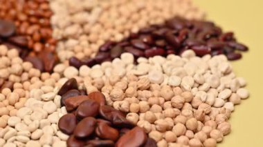 Sarı arkaplanda kuru fasulye.