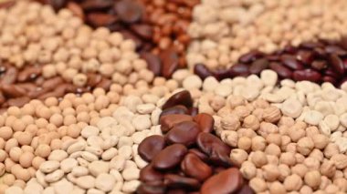 Sarı arkaplanda kuru fasulye.