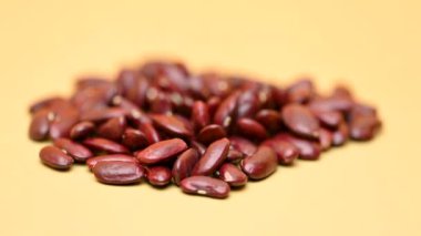 Sarı arkaplanda kuru fasulye.