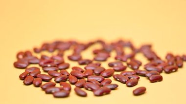 Sarı arkaplanda kuru fasulye.