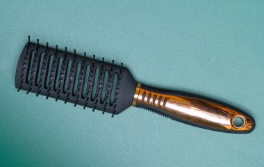 Yeşil arkaplanda saç tasarımı tarağı