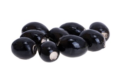 Beyaz arkaplanda izole edilmiş peynirli siyah zeytin