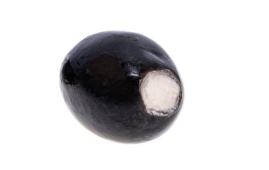 Beyaz arkaplanda izole edilmiş peynirli siyah zeytin