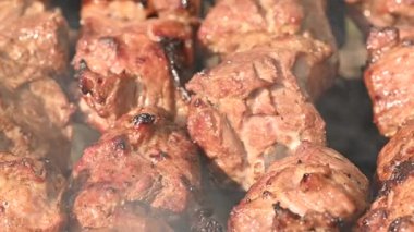 Şişte ızgara yapılan et videosu.