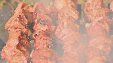 Şişte ızgara yapılan et videosu.