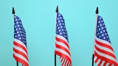 mavi bir arka plan üzerinde Amerikan bayrağı