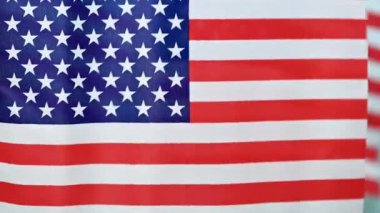 mavi bir arka plan üzerinde Amerikan bayrağı