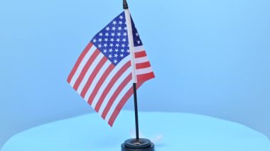 mavi bir arka plan üzerinde Amerikan bayrağı