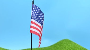 mavi bir arka plan üzerinde Amerikan bayrağı