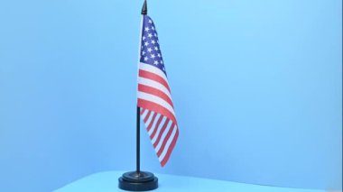 mavi bir arka plan üzerinde Amerikan bayrağı