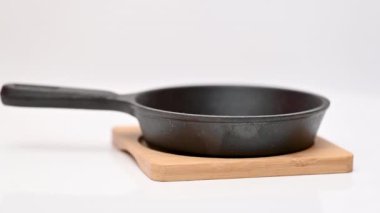 Beyaz arkaplanda kızartma tavası