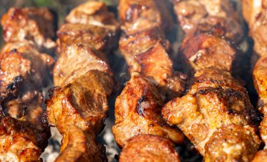 Et, mangalda kızartılıyor.