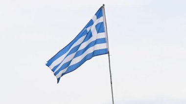 Yunan bayrağının rüzgarda dalgalandığı video