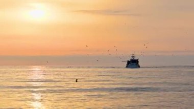 Güneşin denizin üzerinde doğuşunun güzel videosu