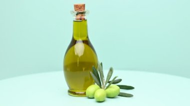 Zeytinyağı ve taze zeytinli video şişesi.