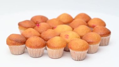 Ahududu reçelli küçük kekler.