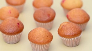 Ahududu reçelli küçük kekler.