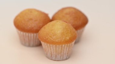 Ahududu reçelli küçük kekler.