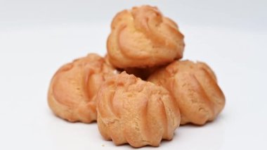 beyaz arkaplanda yuvarlak eklerName