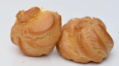 beyaz arkaplanda yuvarlak eklerName