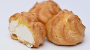 beyaz arkaplanda yuvarlak eklerName